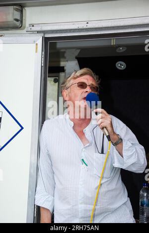 Ken Ellis, Luftfahrt Journalist, airshow Kommentator und Autor kommentieren bei den bedürftigen Kindern wenig Gransden Nächstenliebe air show Air Display Stockfoto