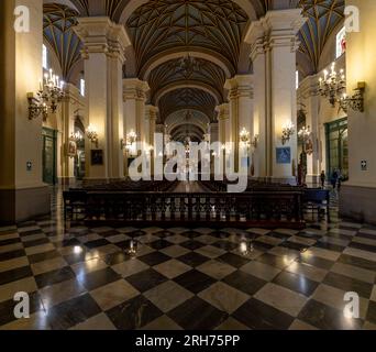 Kirchenschiff und Gewölbedecke der Kathedrale von Lima, Peru Stockfoto