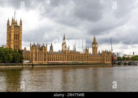 Houses of Parliament und Big Ben, Westminster, Großbritannien von der Themse Stockfoto