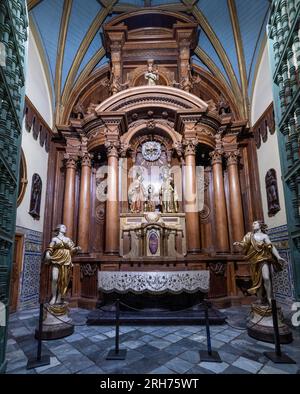 Kapelle des Heiligen Joseph, RETABLE mit Skulptur von Pedro Munoz de Alvarado, 1633, Lima Kathedrale, Peru Stockfoto