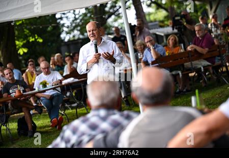 Potsdam, Deutschland. 14. Aug. 2023. Bundeskanzler Olaf Scholz (SPD) spricht mit Menschen in Potsdam während seiner Sommerreise durch seinen Wahlkreis. Kredit: Britta Pedersen/dpa/Alamy Live News Stockfoto