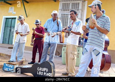 HAVANNA, KUBA - 10. AUGUST 2023: Straßenmusiker spielen traditionelle kubanische Musik auf der Straße im alten Havanna. Kubanische Musik und Kultur ziehen mehr an Stockfoto