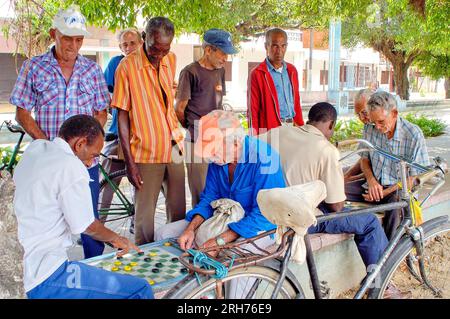 HAVANNA, KUBA - 10. AUGUST 2023: Männer, die unter den wachsamen Augen anderer Männer in der Old Havana Street Dame spielen. Checkers ist einer der beliebtesten Spielereien Stockfoto
