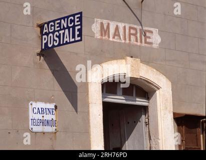 MAUBEC, FRANKREICH - AUGUST 2023: Wand der |C|ity Hall mit gemaltetem Wort Mairie, das Rathaus bedeutet, und einem Straßenschild mit dem französischen w Stockfoto