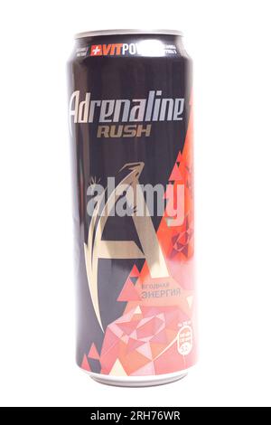 Moskau, Russland, 05. August 2023: Alkoholfreies Energy Drink Adrenaline Rush Berry Energy. Stockfoto