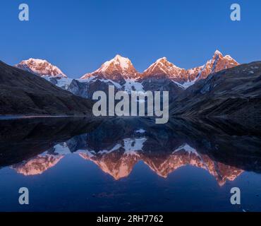 Sonnenaufgang über dem Carhuacocha-See mit Blick auf den Yerupaja Chico und den Jirishanca Grande, Cordillera Huayhuash Trekking Circuit, Peru Stockfoto