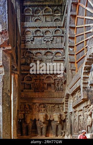 11 11 2008 antike Karla buddhistische Höhlen mit Mithuna-Paaren und zentrale Mahayana-Ära. Im Inneren der Karla-Höhlen auf den Hügeln von Lonavala Mahar Stockfoto