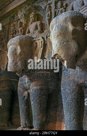 11 11 2008 Antike Karla buddhistische Höhlen links mit Mithuna Paaren und im Zentrum der Mahayana-Zeit. Im Inneren der Karla Höhlen auf den Hügeln von Lonavala Stockfoto