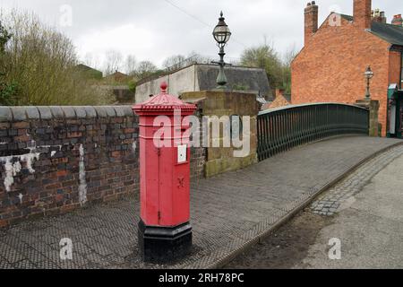 Britisch-roter Briefkasten für die Briefsammlung auf der Brücke. Stockfoto