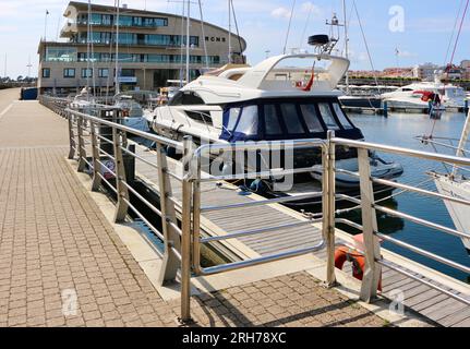 Der Yachthafen und das Gebäude des Royal Nautical Club wurden am 25. Juli 1961 in Sangenjo Sanxenxo Galicien, Spanien, eröffnet Stockfoto