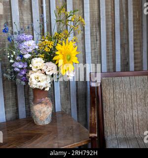Gelbe Sonnenblumen, weiße Gänseblümchen und Gänseblümchen in einem Blumenstrauß für Geburtstage und besondere Anlässe Stockfoto