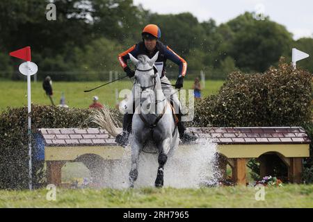 Andrew HEFFERNAN (NED) GIDEON während der Cross-Country-Veranstaltung und belegte bei dieser Veranstaltung den 33. Rang, bei der FEI Eventing Europameisterschaft 2023, Reitereignis CH-EU-CCI4-L am 12. August 2023 in Haras du Pin in Le Pin-au-Haras, Frankreich Stockfoto