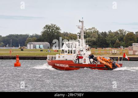 Toronto, Kanada - 13. August 2023: The WM. Das Rettungsboot Thornton patrouilliert vor dem Inselflughafen am Ontariosee gegenüber der Hafenpromenade von Toronto. Stockfoto