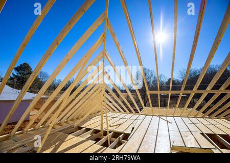 Stützbalken dienen der Dachkonstruktion beim Neubau des Hauses mit Holzrahmenträger Stockfoto