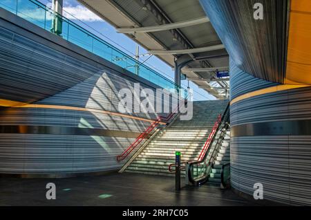 Zwolle, Niederlande, 9. August 2023: Innenansicht des Hauptbahnhofs mit Treppe und Rolltreppe, die vom passarel zum P. Stockfoto