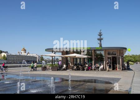 Moskau, Russland - 23. Juni 2023, Café 'Daily Bread' am Muzeon-Ufer im Sommer. Die Menschen genießen den Blick auf den Moskauer Fluss und die Brunnen Stockfoto