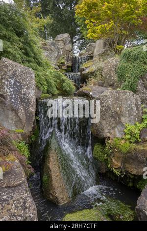 Der Wasserfall im Herzen von Surrey ist der perfekte Ort zum Sitzen und Meditieren Stockfoto