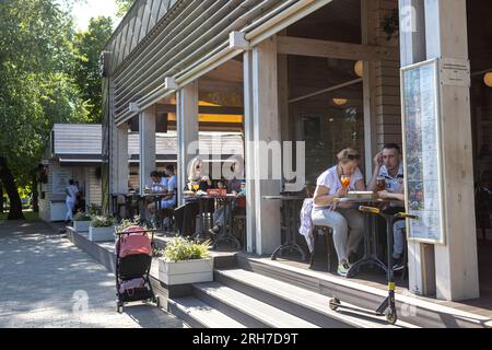 Moskau, Russland - 23. Juni 2023, Café am Muzeon-Ufer im Sommer. Die Menschen genießen den Blick auf den Moskauer Fluss und die Brunnen. Gorky Central Par Stockfoto