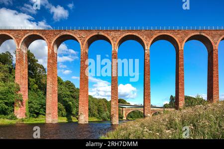 Tagesblick im Sommer auf den Leaderfoot Viaduct über den Fluss Tweed bei Melrose in der schottischen Grenze Stockfoto