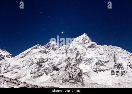 Mount Everest unter leuchtenden Sternen. Everest-Basislager in klarer Sternennacht. Blick vom Pfad nach Kala Patthar. Himalaya. Nepal. Stockfoto