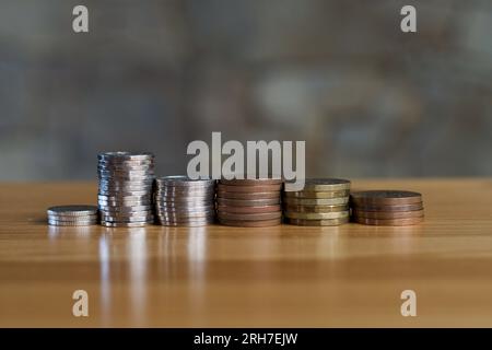 Geldmünzen-Säulen, tschechische Kronwährung. Stockfoto