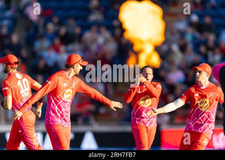 Sophia Gardens, Cardiff, Großbritannien. 14. Aug. 2023. The Hundert Mens Cricket, Welsh Fire gegen Trent Rockets; Welsh Fire feiert die Aufnahme eines weiteren Wickets. Kredit: Action Plus Sports/Alamy Live News Stockfoto