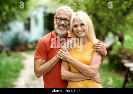 Happy Mature Ehepaar, Das Sich Im Garten Im Freien Umarmt Stockfoto