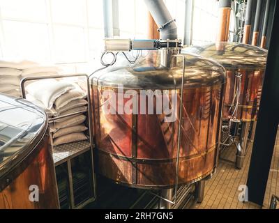 Mikrobrauerei und Ausrüstung. Runde Kupferlagertanks für die Bierfermentation und -Reifung. Herstellung von Brauereien. Stockfoto