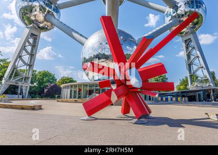 Brüssel, Belgien - 15. Juni 2023: Das Brüsseler Atomium, ein modernistisches Gebäude, das ein Silberatommodell darstellt. Ursprünglich als konstruiert Stockfoto