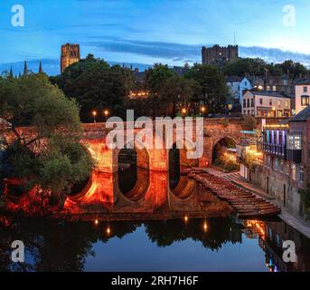 Ein Blick in die Dämmerung im Sommer in Durham City mit Blick auf die beleuchtete Elvet Bridge in Richtung Durham Castle und Durham Cathedral mit River Wear Stockfoto