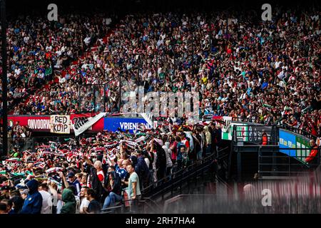 Rotterdam, Niederlande. 13. Aug. 2023. Rotterdam - Feyenoord-Fans während des Eredivisie-Spiels Feyenoord gegen Fortuna Sittard im Stadion Feijenoord De Kuip am 13. August 2023 in Rotterdam, Niederlande. Kredit: Box to box images/Alamy Live News Stockfoto