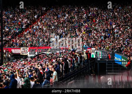 Rotterdam, Niederlande. 13. Aug. 2023. Rotterdam - Feyenoord-Fans während des Eredivisie-Spiels Feyenoord gegen Fortuna Sittard im Stadion Feijenoord De Kuip am 13. August 2023 in Rotterdam, Niederlande. Kredit: Box to box images/Alamy Live News Stockfoto