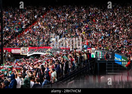 Rotterdam, Niederlande. 13. Aug. 2023. Rotterdam - Feyenoord-Fans während des Eredivisie-Spiels Feyenoord gegen Fortuna Sittard im Stadion Feijenoord De Kuip am 13. August 2023 in Rotterdam, Niederlande. Kredit: Box to box images/Alamy Live News Stockfoto