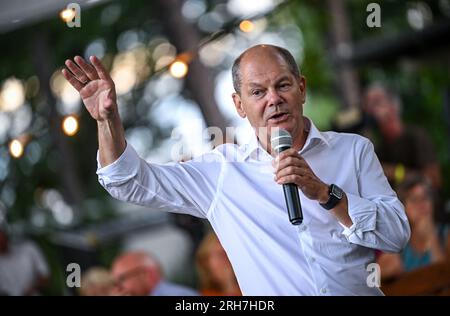 Potsdam, Deutschland. 14. Aug. 2023. Bundeskanzler Olaf Scholz (SPD) spricht im Rahmen der Sommerreise durch seinen Wahlkreis mit Menschen in Potsdam. Kredit: Britta Pedersen/dpa/Alamy Live News Stockfoto