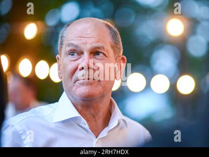 Potsdam, Deutschland. 14. Aug. 2023. Bundeskanzler Olaf Scholz (SPD) spricht im Rahmen der Sommerreise durch seinen Wahlkreis mit Menschen in Potsdam. Kredit: Britta Pedersen/dpa/Alamy Live News Stockfoto