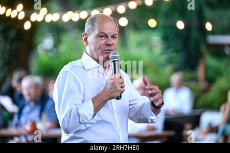 Potsdam, Deutschland. 14. Aug. 2023. Bundeskanzler Olaf Scholz (SPD) spricht im Rahmen der Sommerreise durch seinen Wahlkreis mit Menschen in Potsdam. Kredit: Britta Pedersen/dpa/Alamy Live News Stockfoto