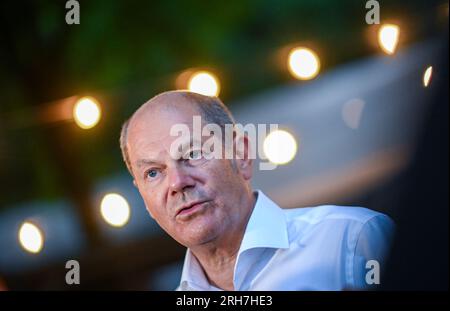 Potsdam, Deutschland. 14. Aug. 2023. Bundeskanzler Olaf Scholz (SPD) spricht im Rahmen der Sommerreise durch seinen Wahlkreis mit Menschen in Potsdam. Kredit: Britta Pedersen/dpa/Alamy Live News Stockfoto