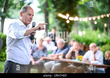 Potsdam, Deutschland. 14. Aug. 2023. Bundeskanzler Olaf Scholz (SPD) spricht im Rahmen der Sommerreise durch seinen Wahlkreis mit Menschen in Potsdam. Kredit: Britta Pedersen/dpa/Alamy Live News Stockfoto