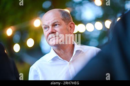 Potsdam, Deutschland. 14. Aug. 2023. Bundeskanzler Olaf Scholz (SPD) reagiert während der Sommertour durch seinen Wahlkreis, während er mit Menschen in Potsdam spricht. Kredit: Britta Pedersen/dpa/Alamy Live News Stockfoto