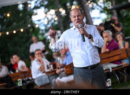 Potsdam, Deutschland. 14. Aug. 2023. Bundeskanzler Olaf Scholz (SPD) spricht im Rahmen der Sommerreise durch seinen Wahlkreis mit Menschen in Potsdam. Kredit: Britta Pedersen/dpa/Alamy Live News Stockfoto