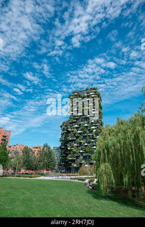 Blick auf die Balkone und Terrassen von Bosco Verticale, voller grüner Pflanzen. Frühling. 0808-2023. Mailand, Hochhaus-Residenzen Porta Nuova, Italien. Stockfoto