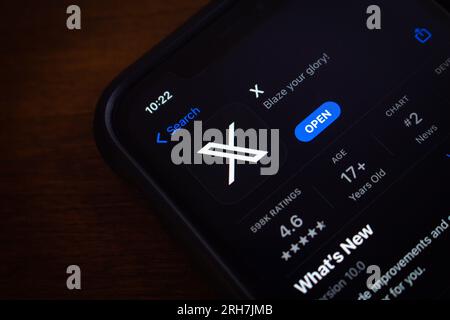 Vancouver, KANADA - Aug 6 2023 : Elon Musk's X App im App Store auf dem iPhone. Twitter wurde als „X“ umbenannt. Das neue X-Logo ist in einem Bild zu sehen. Stockfoto