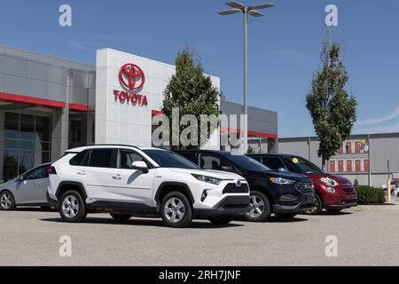 Noblesville - 13. August 2023: Toyota Gebrauchtfahrzeug-Ausstellung in einem Autohaus. Aufgrund von Lieferproblemen kauft und verkauft Toyota Gebrauchtwagen, um die Nachfrage zu decken Stockfoto