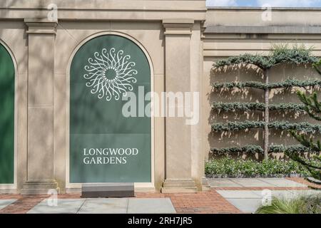 Kennett Square, Pennsylvania – 11. August 2023: Eingangsschild zu Longwood Gardens. Longwood Gardens ist ein botanischer Garten mit Wäldern und Wiesen Stockfoto