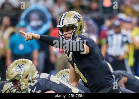 New Orleans, Louisiana, USA. 14. Aug. 2023. Der Quarterback der New Orleans Saints Derek Carr spielt am 13. August 2023 in New Orleans, Louisiana, USA, gegen die Kansas City Chiefs. Die Heiligen schlagen die Chiefs 26 zu 24. (Kreditbild: © Dan Anderson/ZUMA Press Wire) NUR REDAKTIONELLE VERWENDUNG! Nicht für den kommerziellen GEBRAUCH! Stockfoto