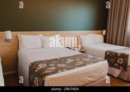 Blick auf die Betten im Hotelzimmer Stockfoto