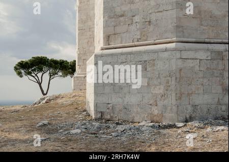 Castel del Monte, Apulien (Italien). Juli 2023. Unterer Teil der Festung, erbaut von Kaiser Friedrich II. Von Swabia Stockfoto