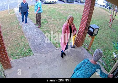 Screenshots von einer Überwachungskamera von Coffee County, Georgia, im Wahlbüro von Coffee County. Cathy Latham, die Funktionärin der Republikanischen Partei, trägt ein langes hellblaues Hemd und wird zusammen mit einem von Trump engagierten Team von Computerspezialisten im Wahlbüro gesehen, wo sie im Januar 2021 Kopien der Daten der Wahlausrüstung erstellt haben. (Foto von Coffee County (GA)) Stockfoto