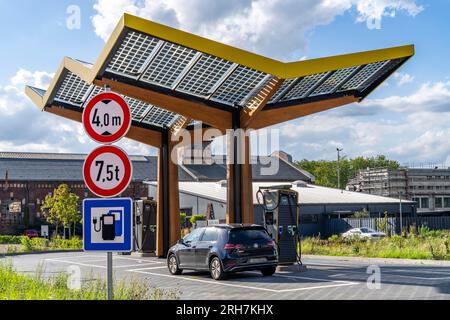 E-Tankstelle auf dem Gelände der ehemaligen Lohberg-Grube in Dinslaken, 4 300-kW-Schnellladesäulen, vom Anbieter Fastned, der Ladestrom Stockfoto