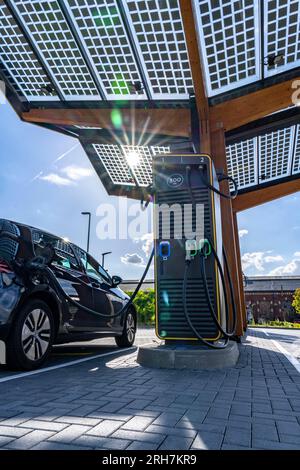 E-Tankstelle auf dem Gelände der ehemaligen Lohberg-Grube in Dinslaken, 4 300-kW-Schnellladesäulen, vom Anbieter Fastned, der Ladestrom Stockfoto